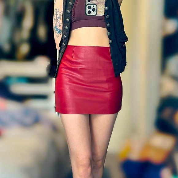 Red stretch leather mini skirt - Picture 1 of 6